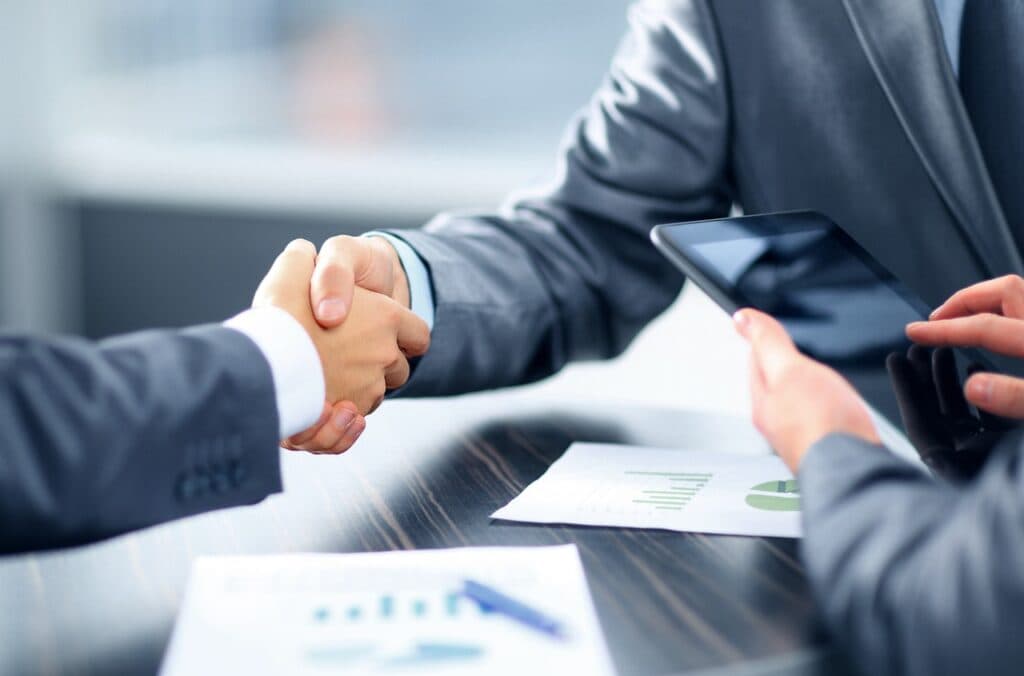 Profesionales en reunión de consultoría